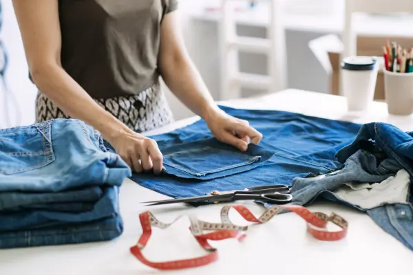 Upcycling Têxtil: Transformando Retalhos e Roupas Antigas em Novas Maravilhas